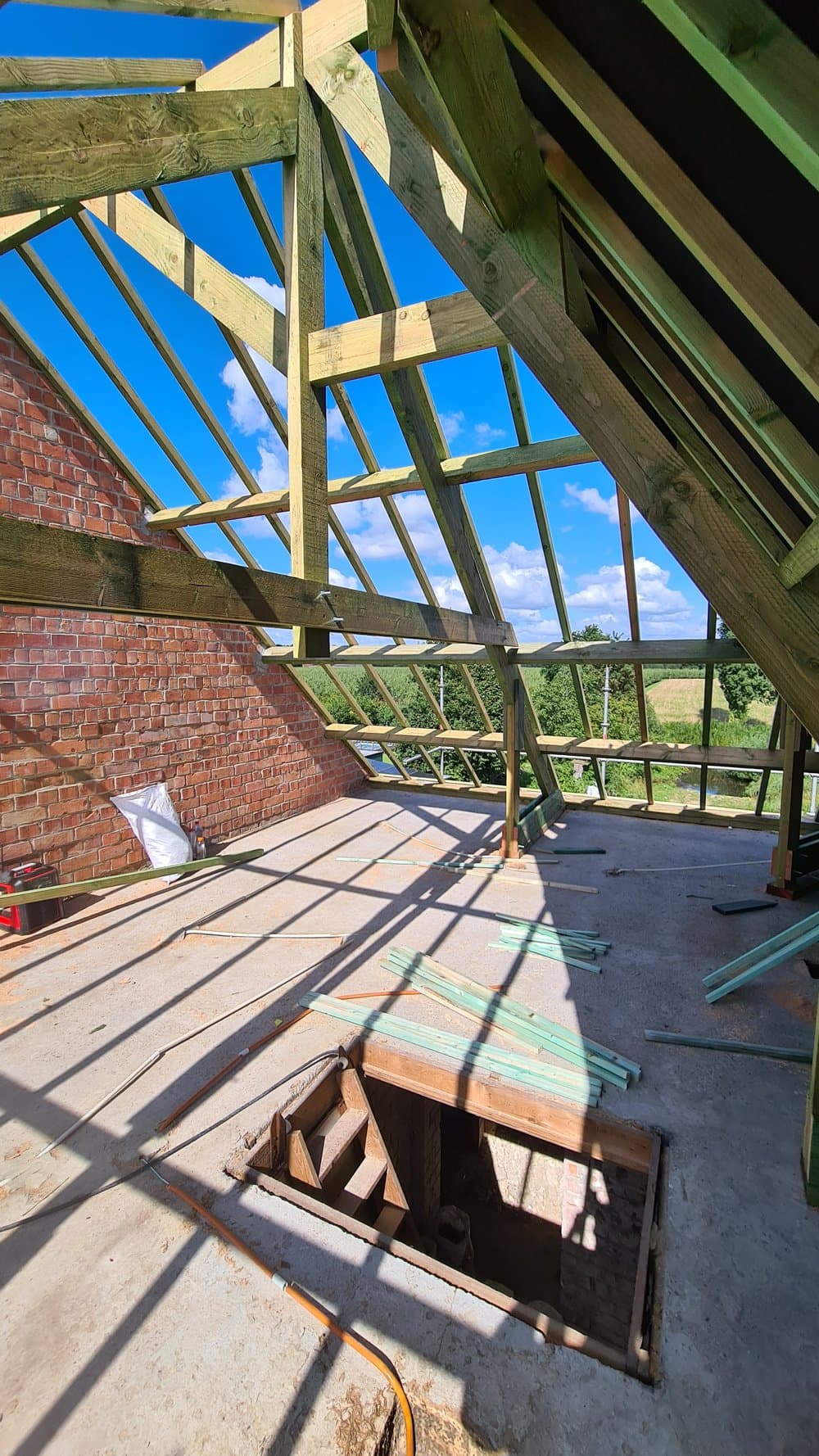 Nieuwe hellend dak constructie — afwerking